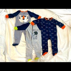 3 Gerber onesies/footies (6-9M)